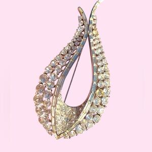 Elegant Vintage Silver Teardrop Brooch